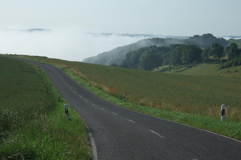 3-3-02 Morgentau bei Merzirchen.JPG - Auch beim Start ist die "Waschküche" noch am Dampfen - doch wir biegen vorher rechts ab und bleiben auf dem Höhenweg